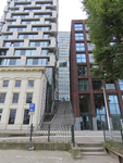 908287 Gezicht op de trap tussen de appartementengebouwen Van Sijpesteijnkade 25, met achterliggende hoogbouw (links) ...